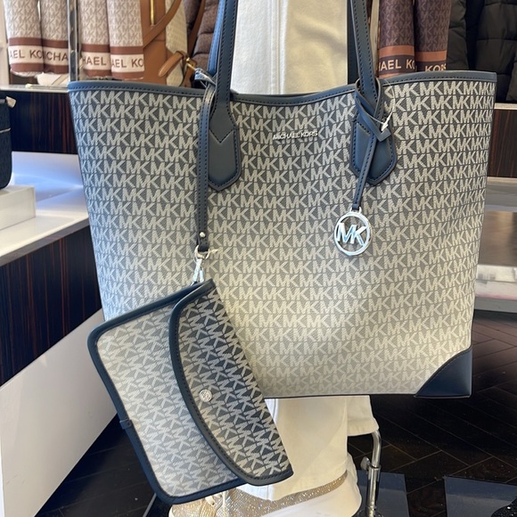 Michael Kors Eva Large Ombré Signature Logo Tote Bag
Navy
NWT - Picture 13 of 16